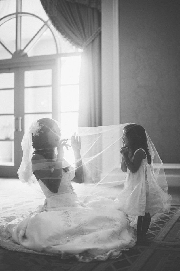 Um momento especial entre a noiva e a daminha também rende fotos lindas (Foto: Reprodução)